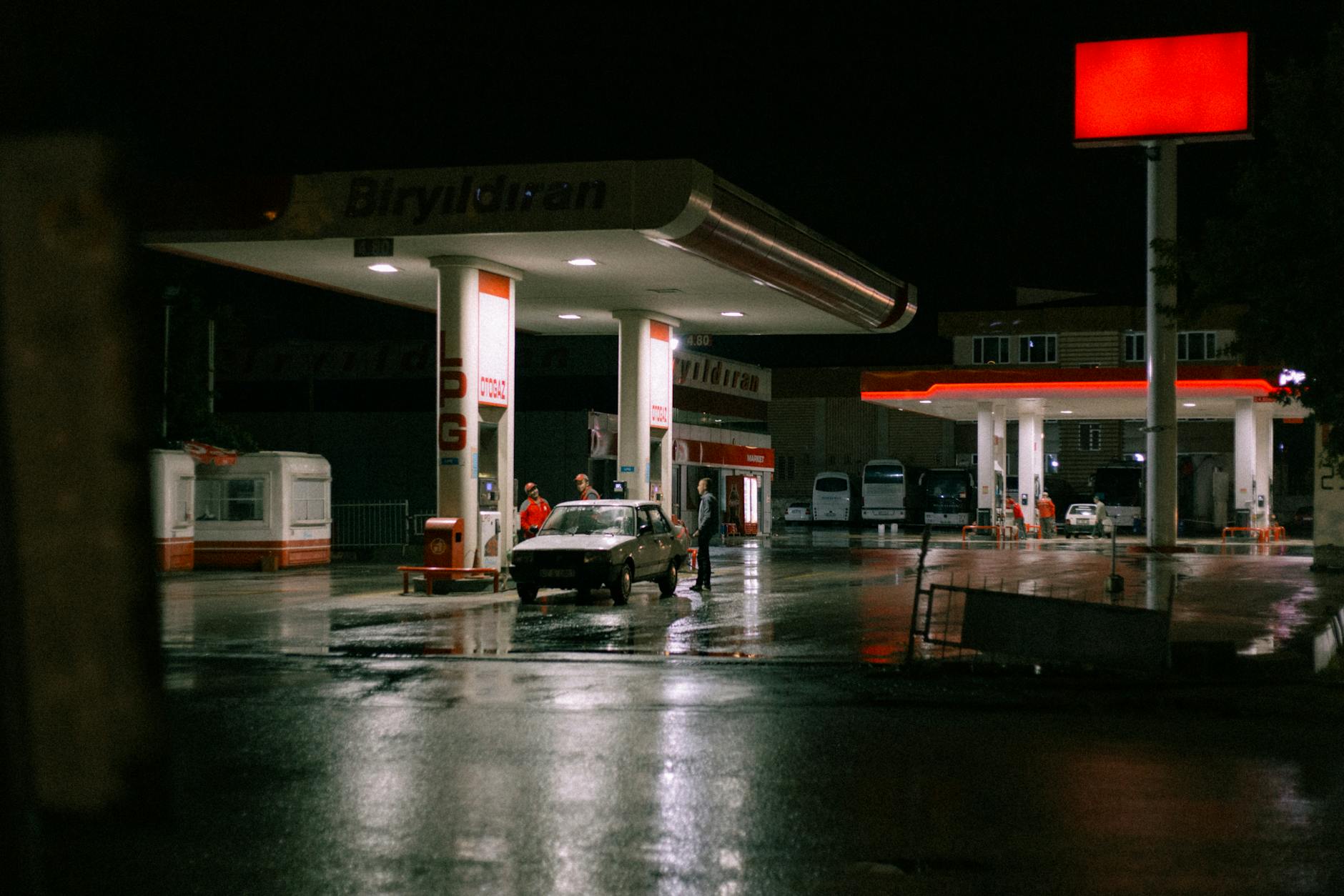 Chevrolet przy dystrybutorze paliwa na oświetlonej stacji nocą