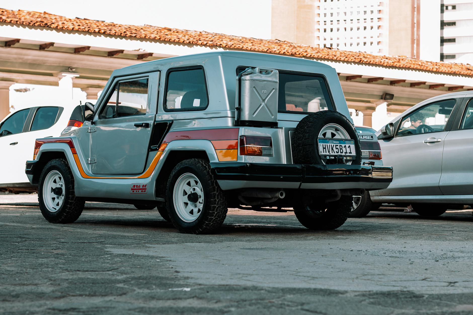 Klasyczny Jeep z lat 90. zaparkowany na miejskim parkingu