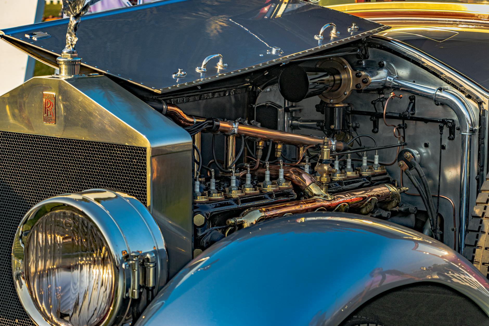 Zabytkowy silnik samochodu luksusowego na pokazie motoryzacyjnym