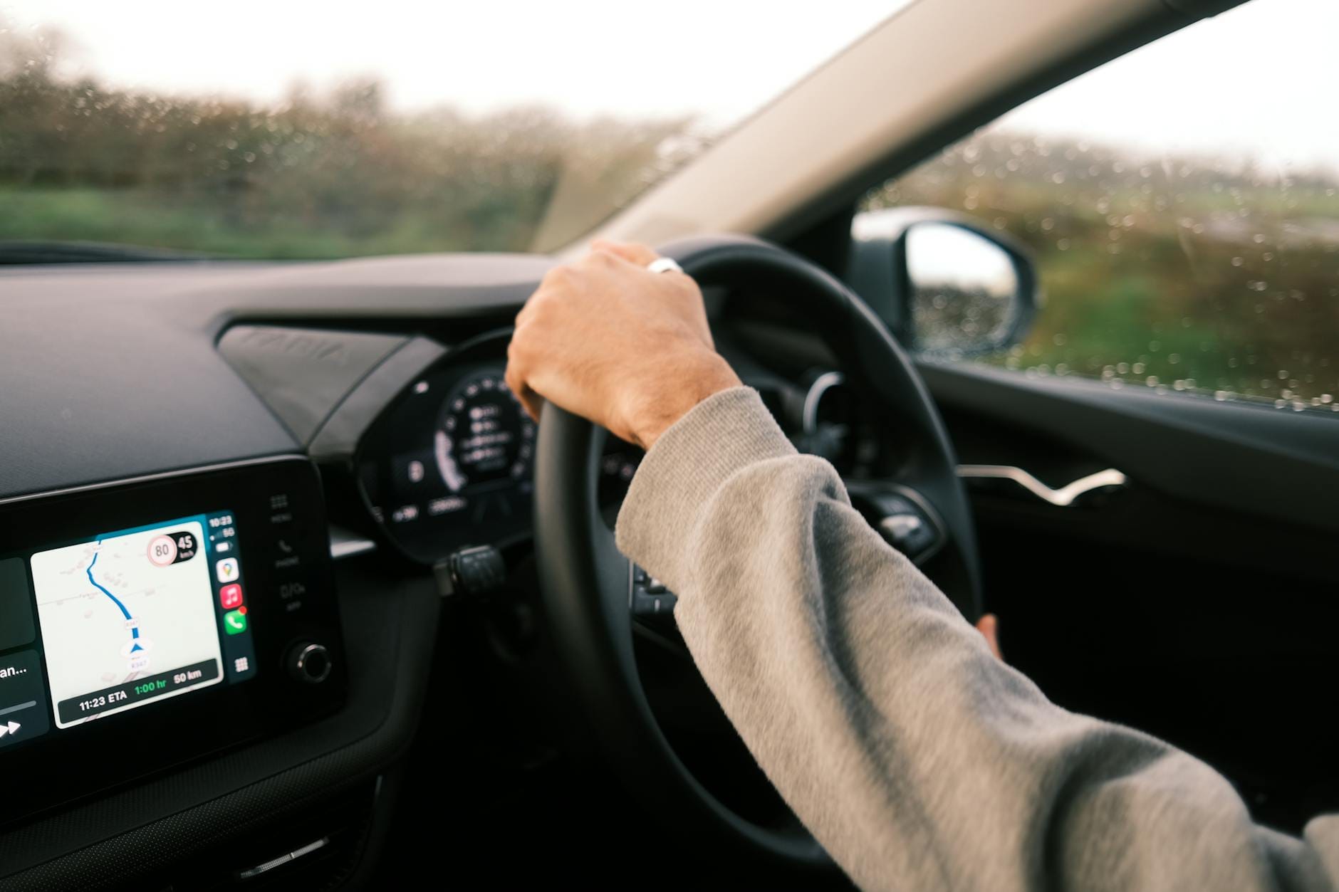 Kierowca Changan prowadzi auto w deszczu, korzystając z nawigacji GPS