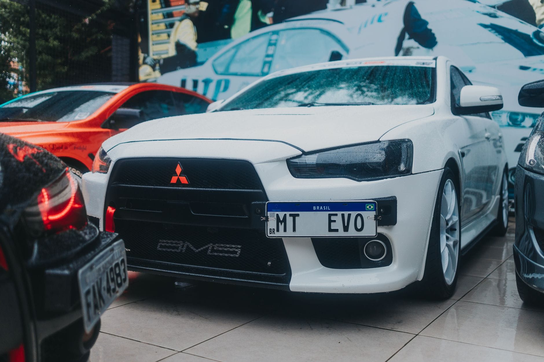 Biały Mitsubishi Lancer Evo z brazylijską tablicą rejestracyjną