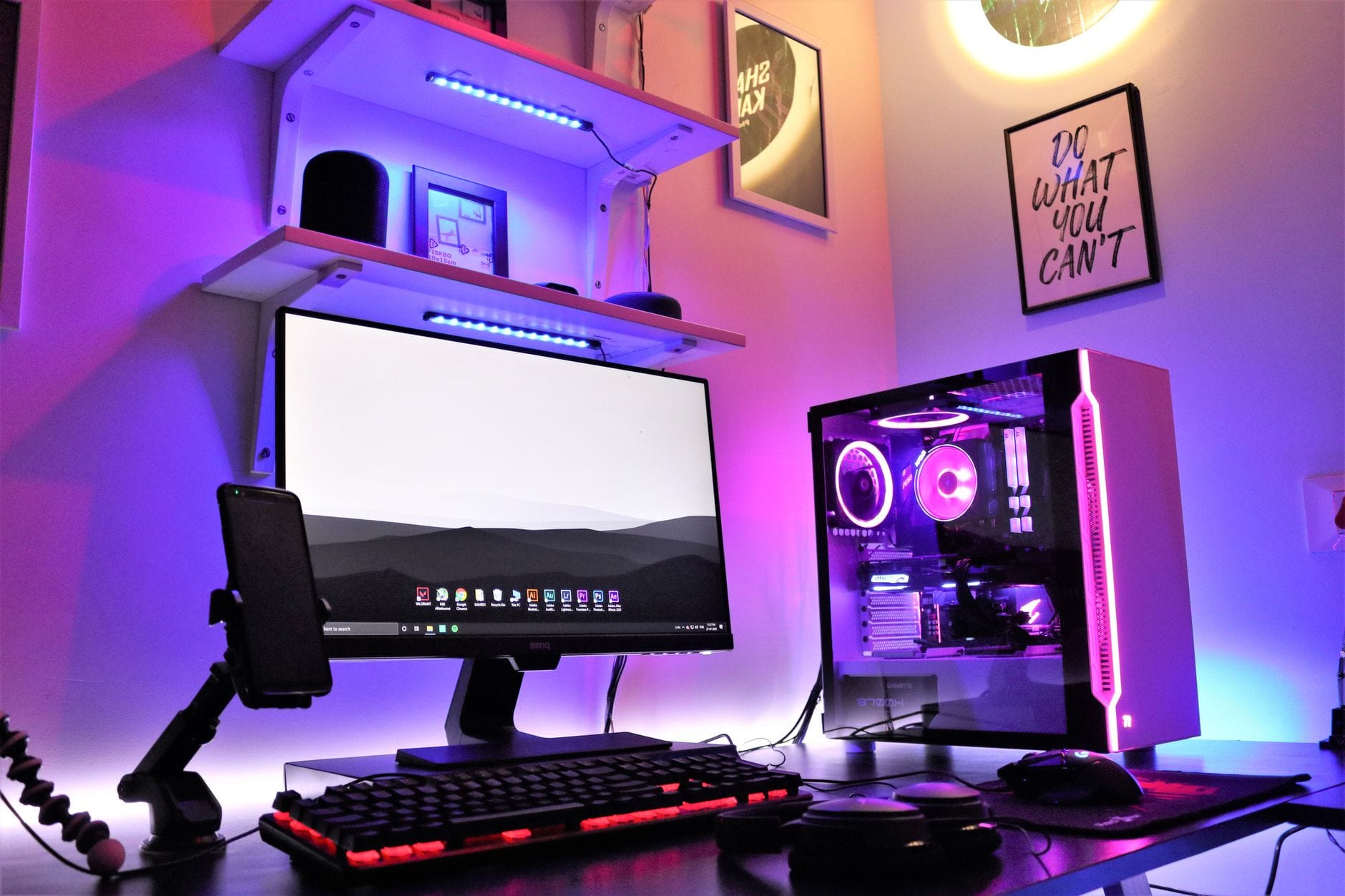 Nowoczesne stanowisko do gier z podświetleniem RGB i monitorem