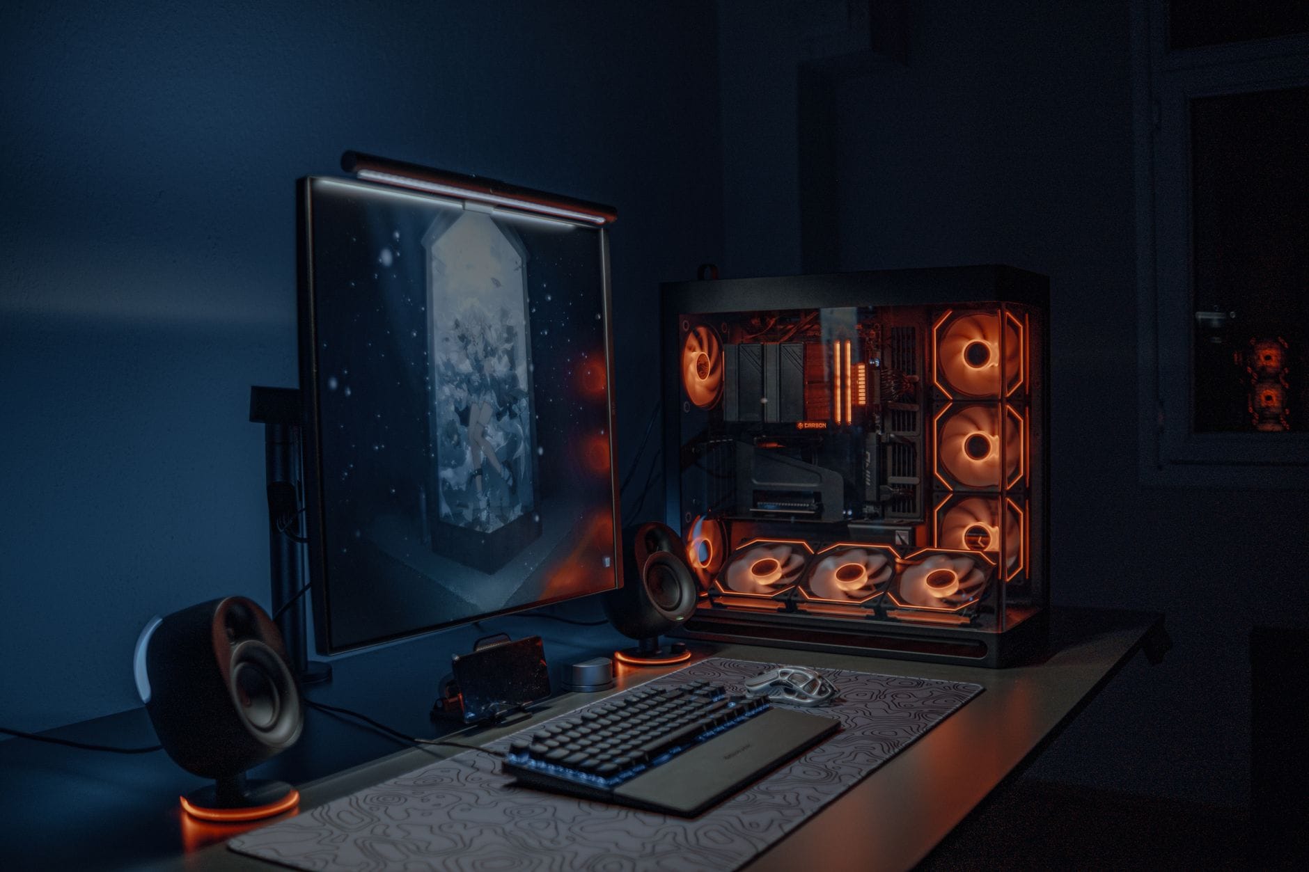 Nowoczesne stanowisko gamingowe z podświetlanym PC, monitorem i klawiaturą