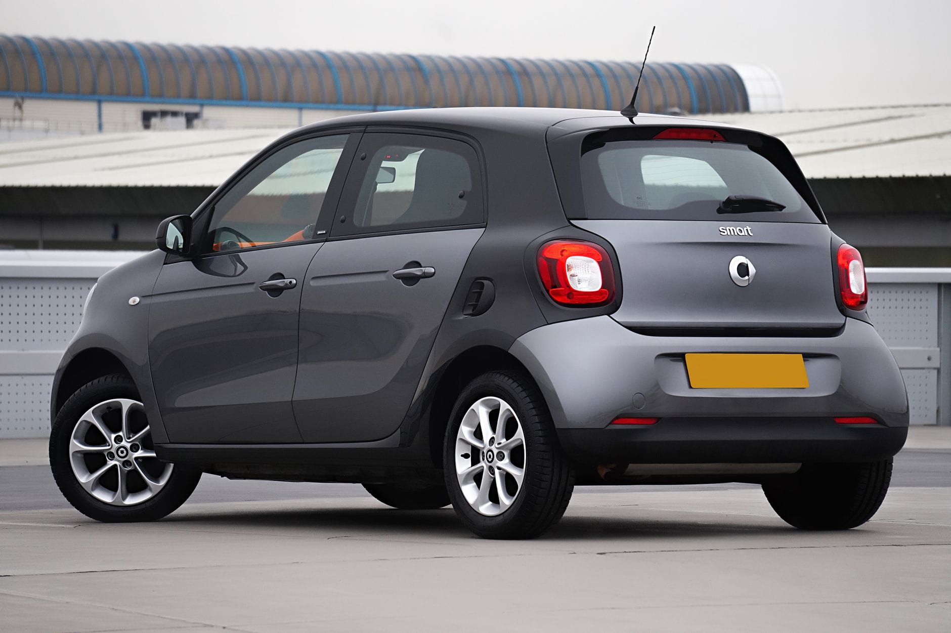 Szary Smart Forfour od tyłu na miejskiej ulicy