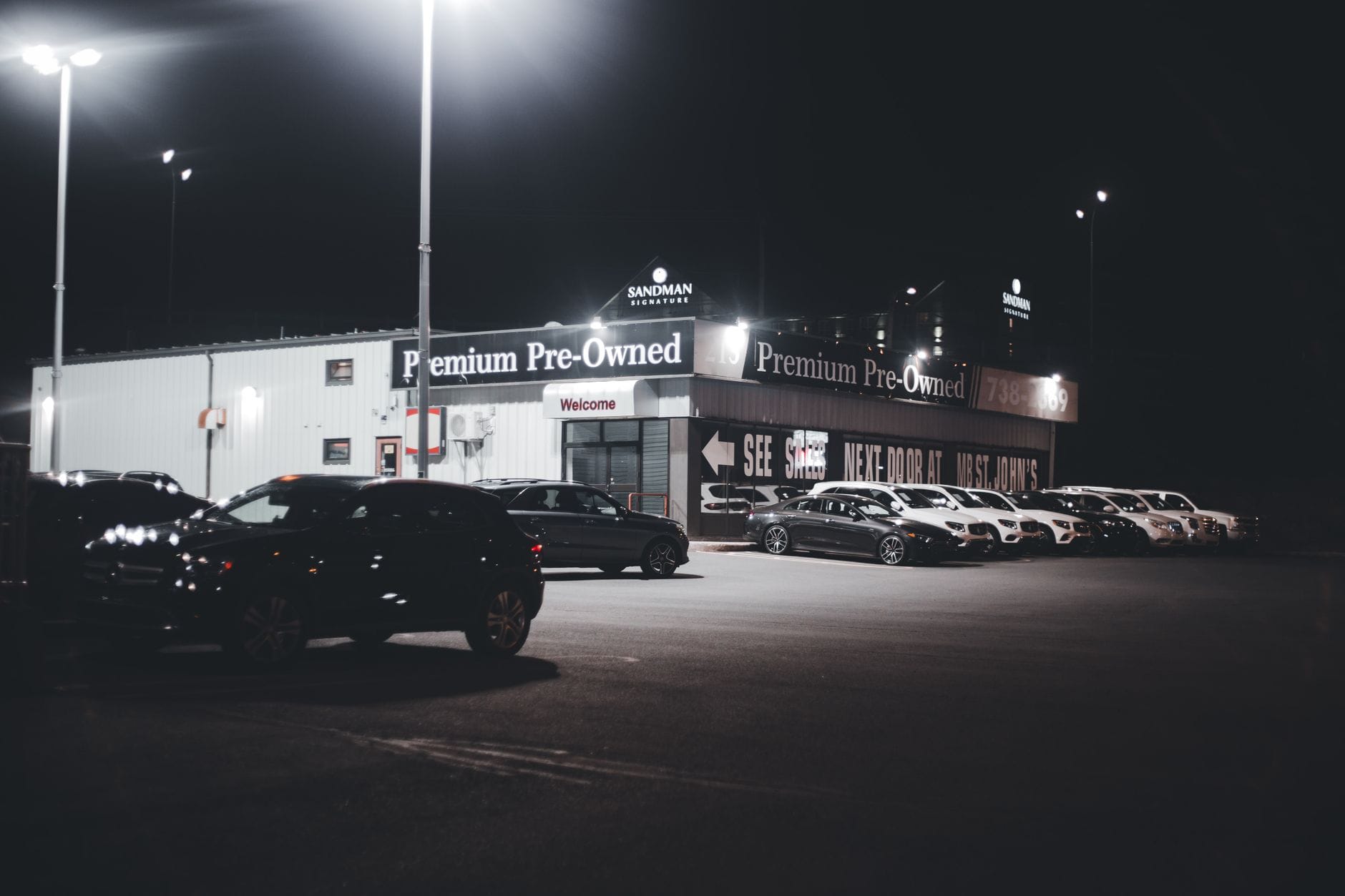 Citroën kontra Peugeot różnice w prowadzeniu komforcie i wyposażeniu którym z francuskich braci lepiej interesować się na rynku wtórnym dziś Nocny plac komisu z używanymi samochodami klasy premium