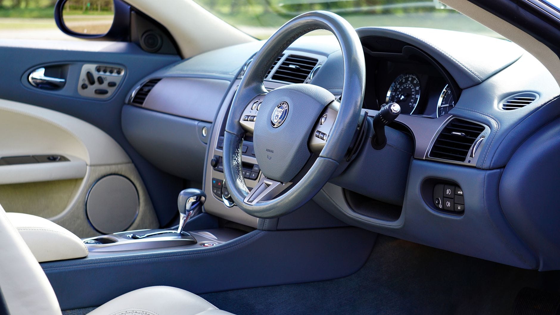 Eleganckie wnętrze Rolls-Royce z kierownicą i deską rozdzielczą
