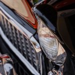 Zbliżenie na błyszczący reflektor i grill klasycznego Porsche