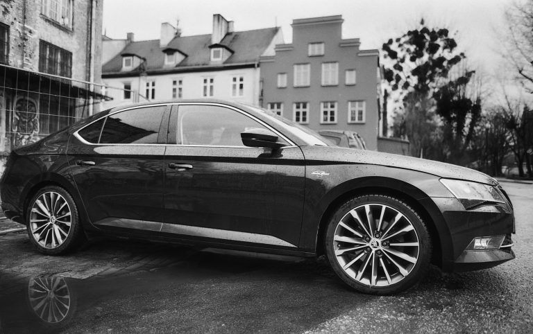 Czarno-biała Skoda zaparkowana na miejskiej ulicy