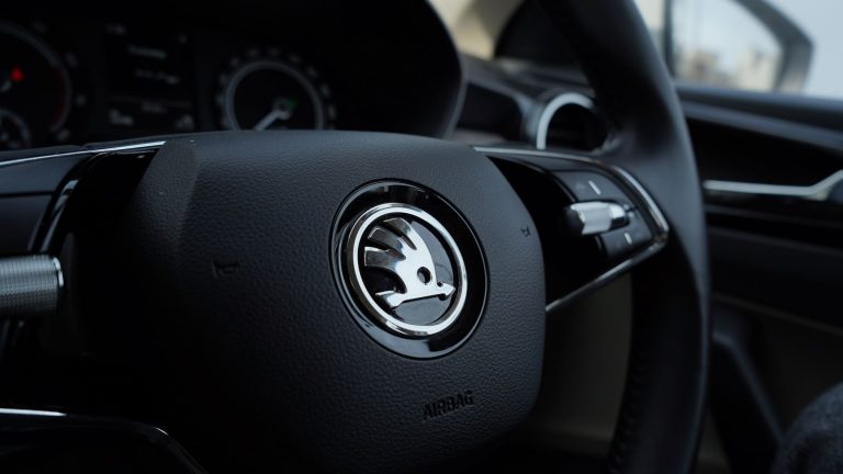 Kierownica samochodu Skoda we wnętrzu pojaz