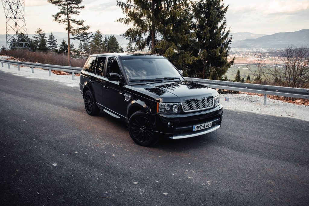 Range Rover na malowniczej górskiej drodze w pobliżu Sarajewa