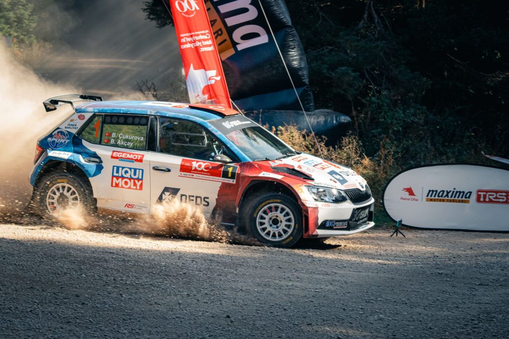Skoda Fabia R5 podczas rajdu na zakurzonej trasie